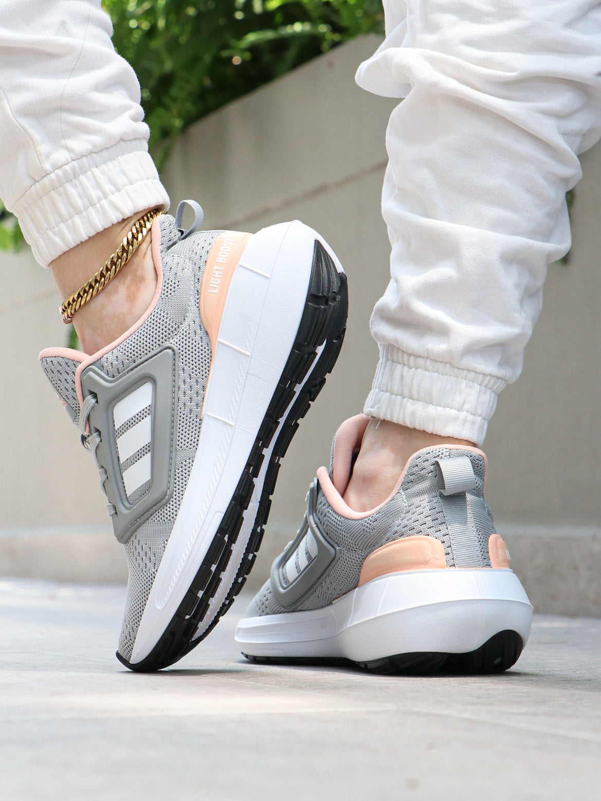 Tênis Adidas Light Boost